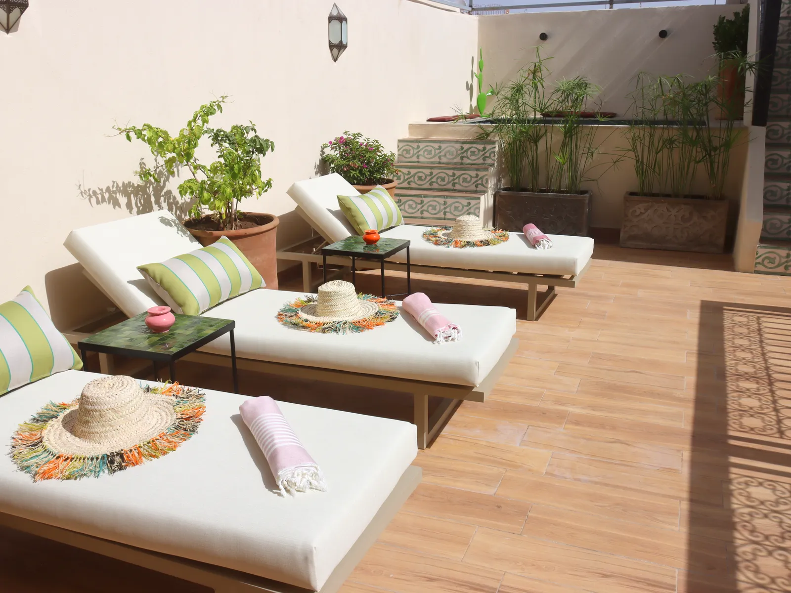 La terrasse et ses bains de soleil